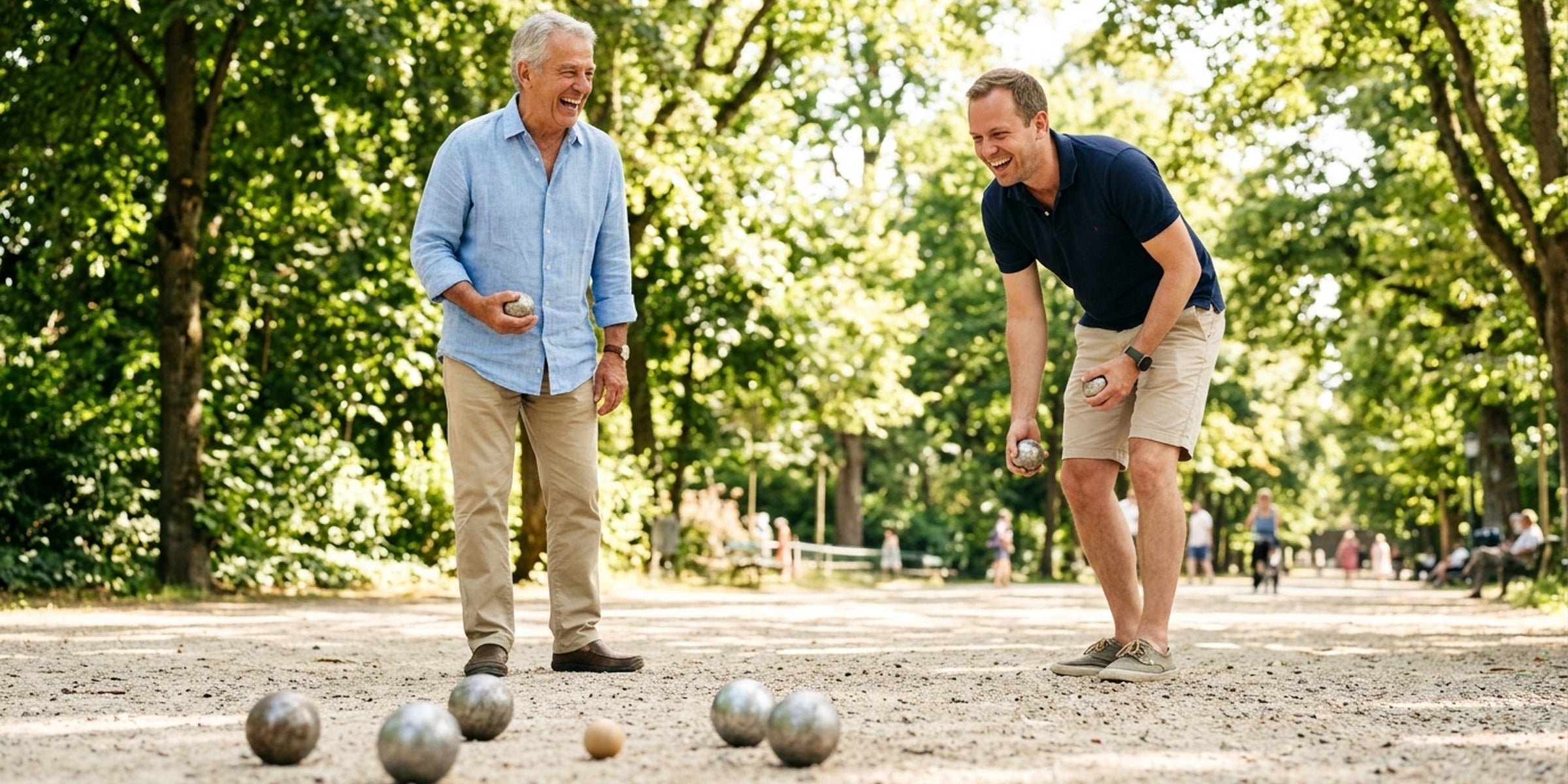 Vater und Sohn spielen lachend Boule im sonnigen Park