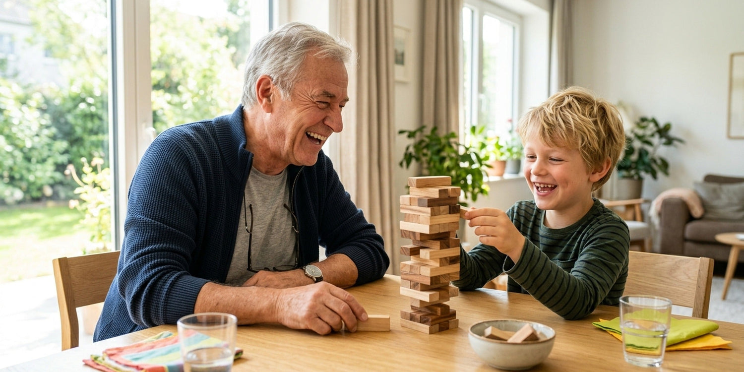 Großvater lacht mit seinem Enkel beim Holz-Geschicklichkeitsspiel
