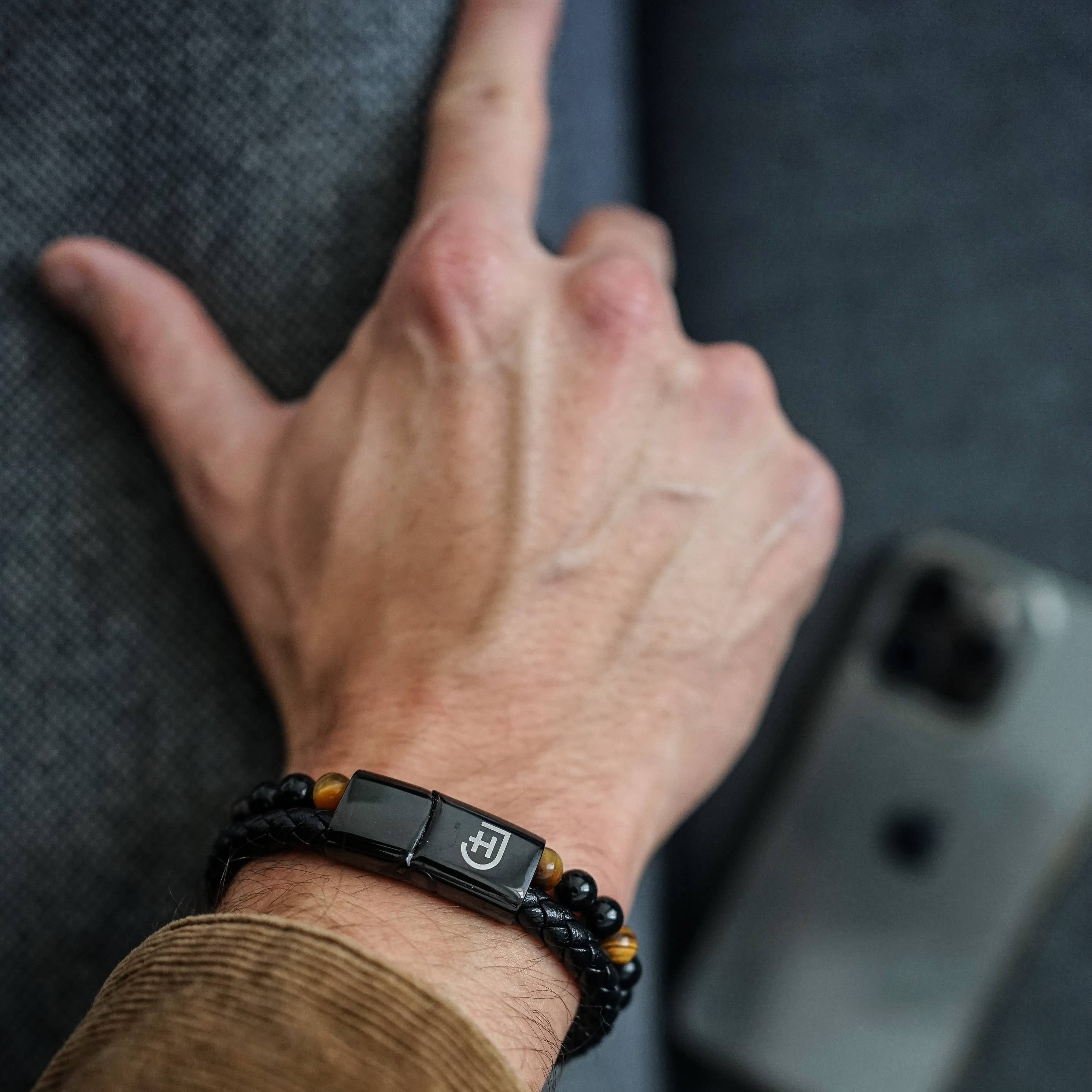 Lederarmband mit Natursteinen