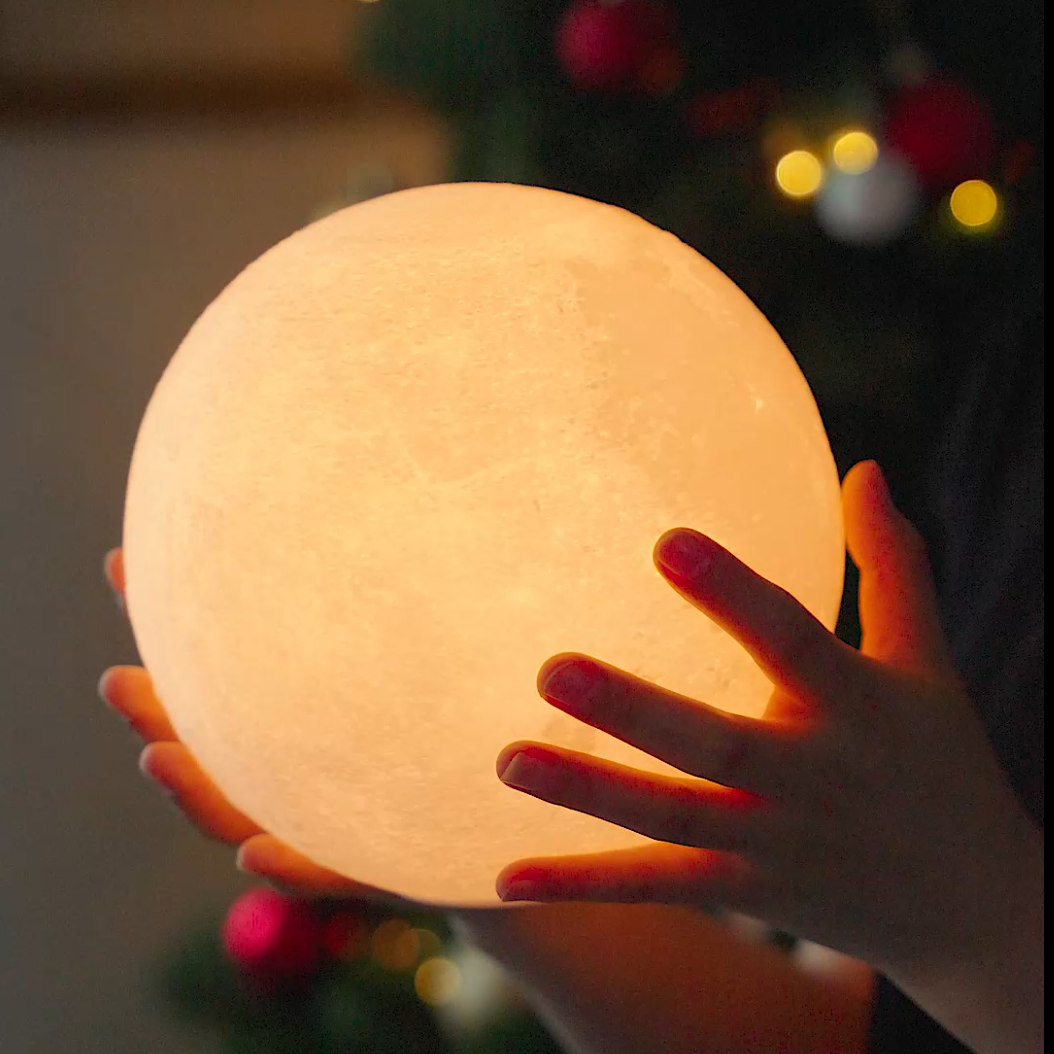 LunaSpin Lampe – drehende Mondlampe mit Holzsockel