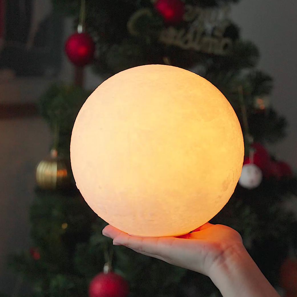 LunaSpin Lampe – drehende Mondlampe mit Holzsockel