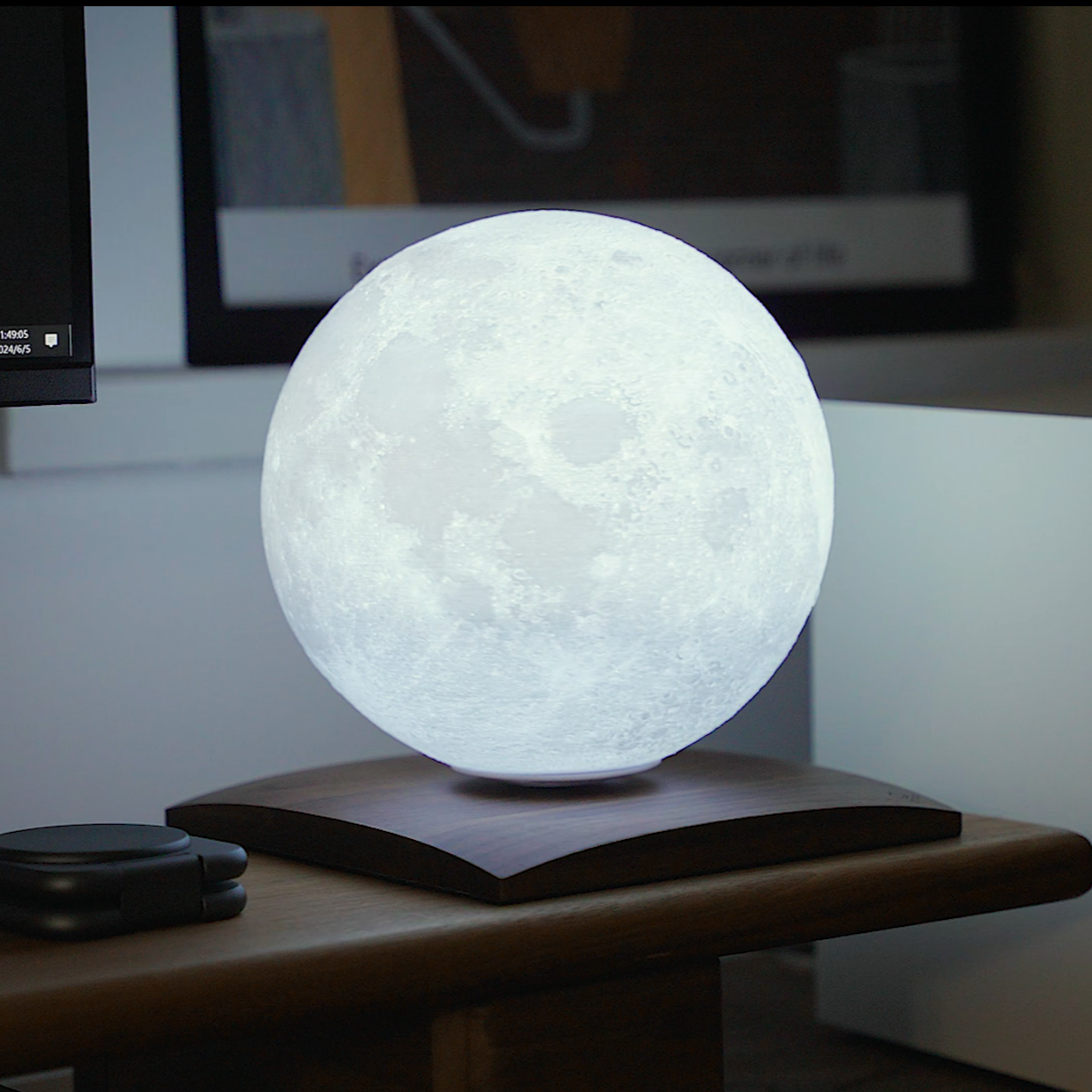 LunaSpin Lampe – drehende Mondlampe mit Holzsockel