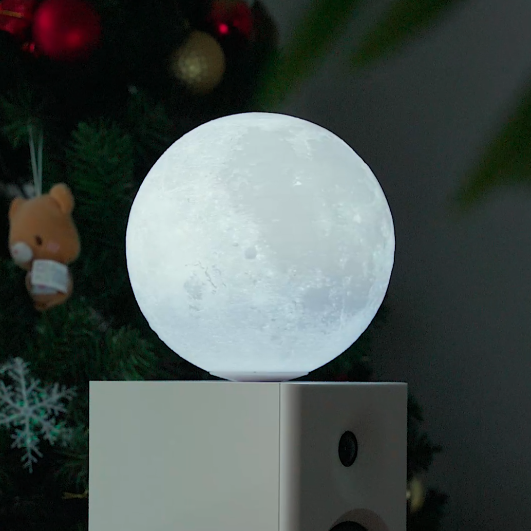 LunaSpin Lampe – drehende Mondlampe mit Holzsockel