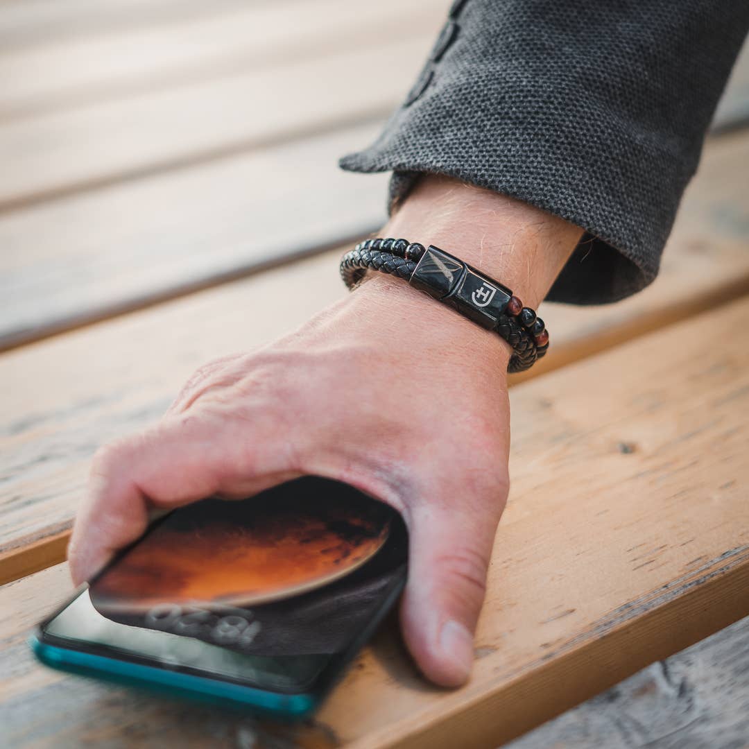 Lederarmband mit Natursteinen