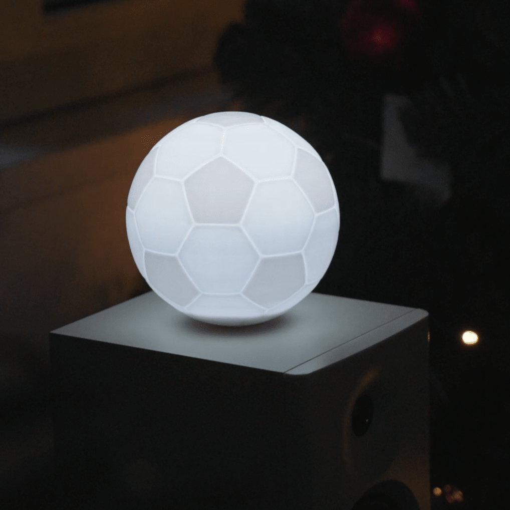 Fußball Lampe – drehender LED - Globus - MANVA - Geschenke für Männer mit Stil & Lebenserfahrung