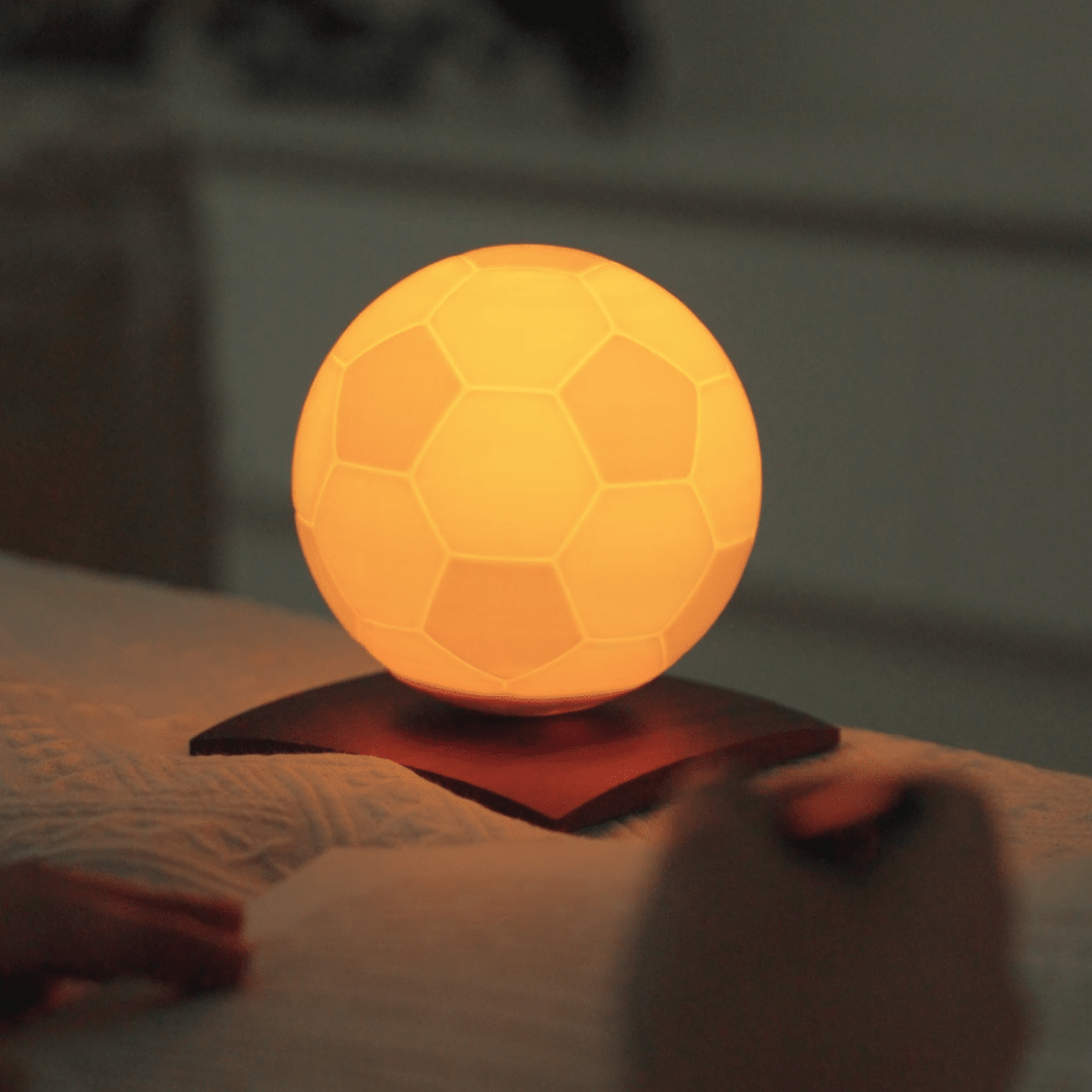 Fußball Lampe – drehender LED - Globus - MANVA - Geschenke für Männer mit Stil & Lebenserfahrung