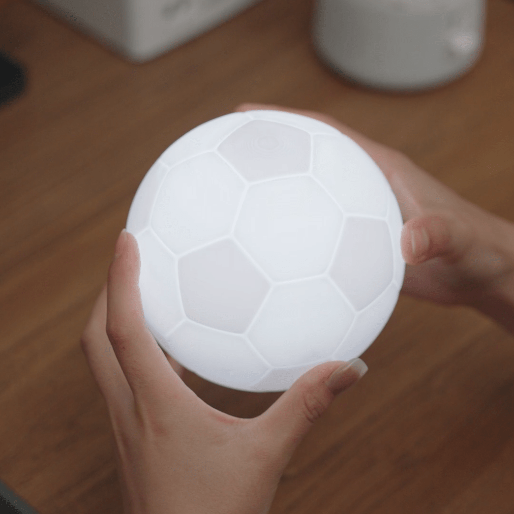 Fußball Lampe – drehender LED - Globus - MANVA - Geschenke für Männer mit Stil & Lebenserfahrung