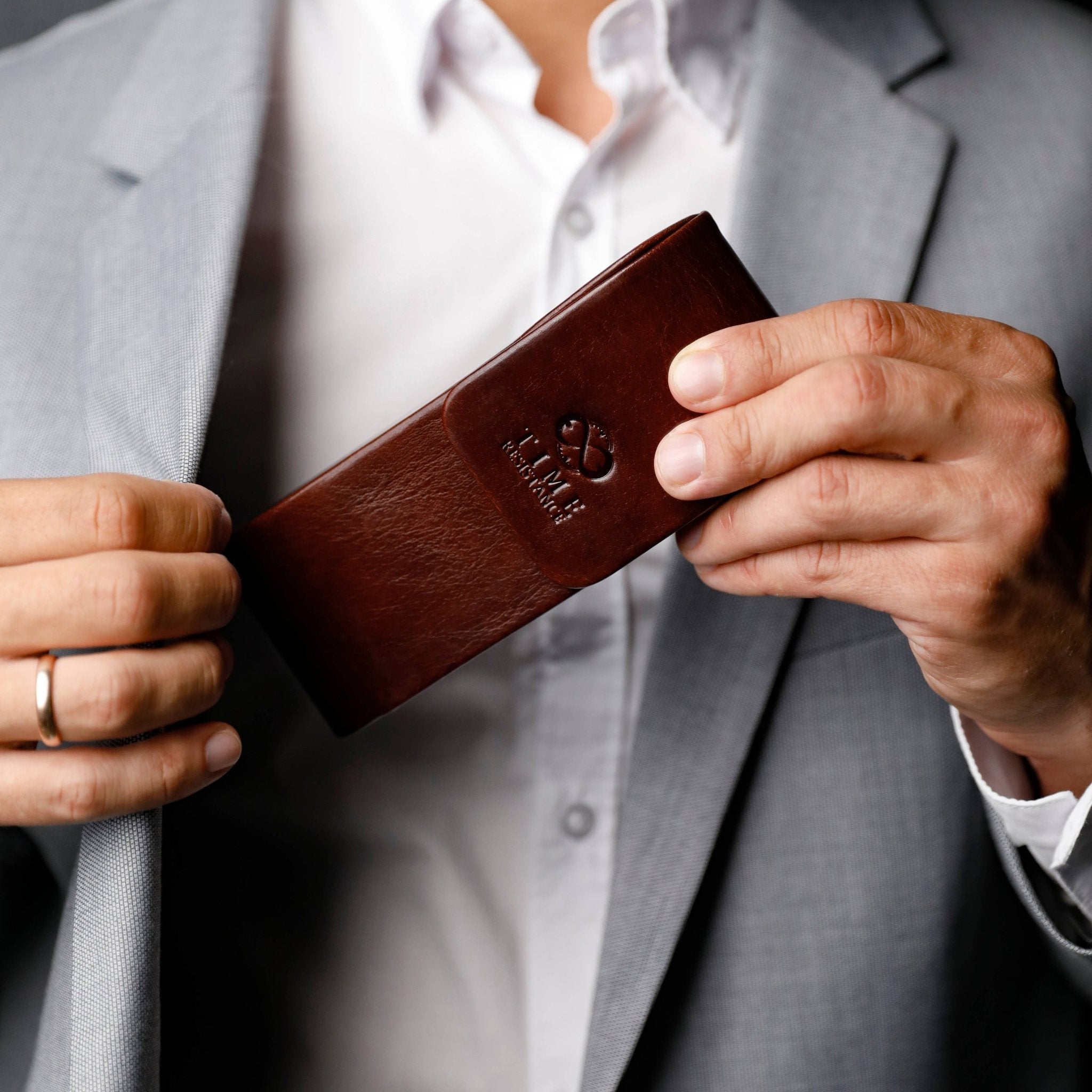 Leder - Brillenetui aus Italien - MANVA - Geschenke für Männer mit Stil & Lebenserfahrung