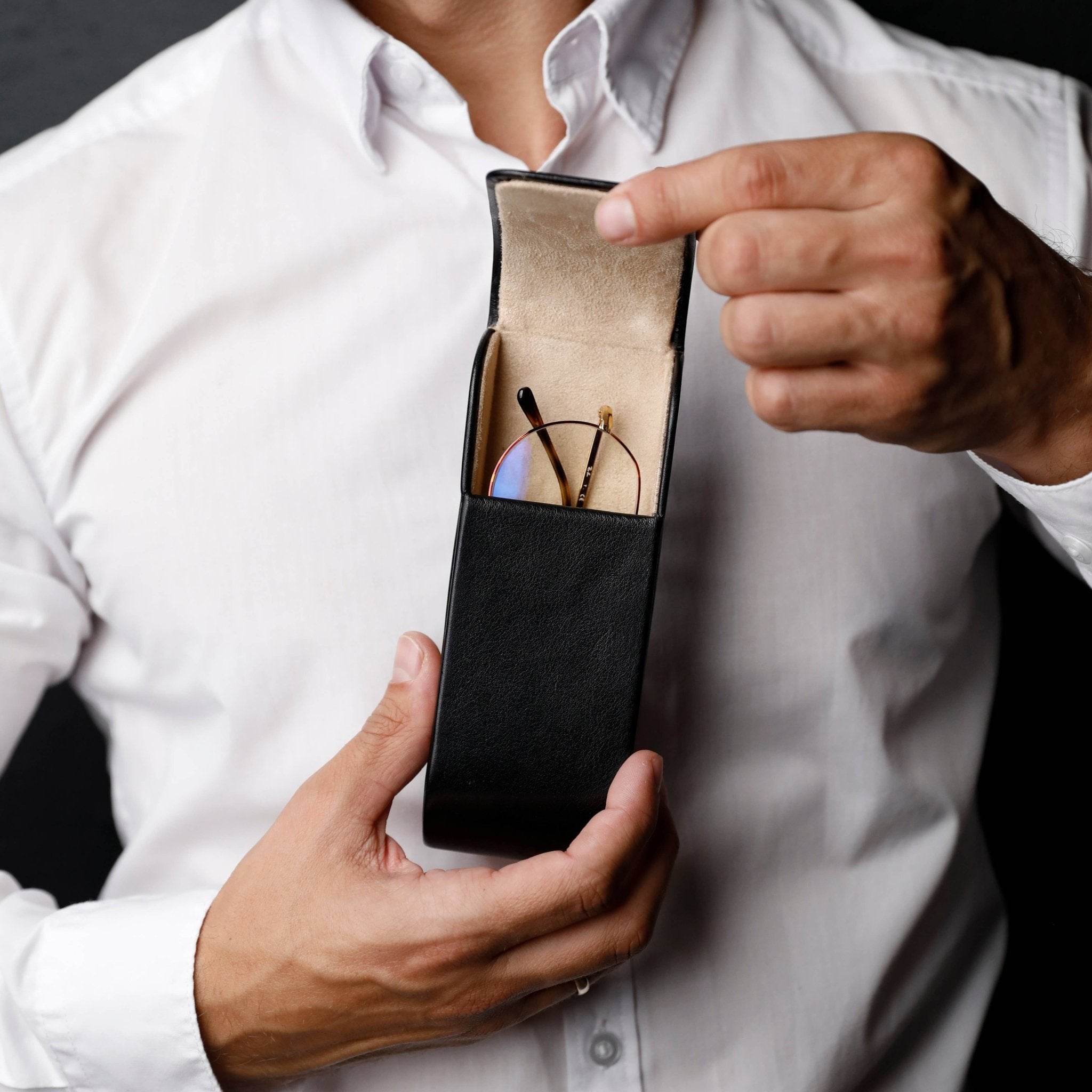 Leder - Brillenetui aus Italien - MANVA - Geschenke für Männer mit Stil & Lebenserfahrung