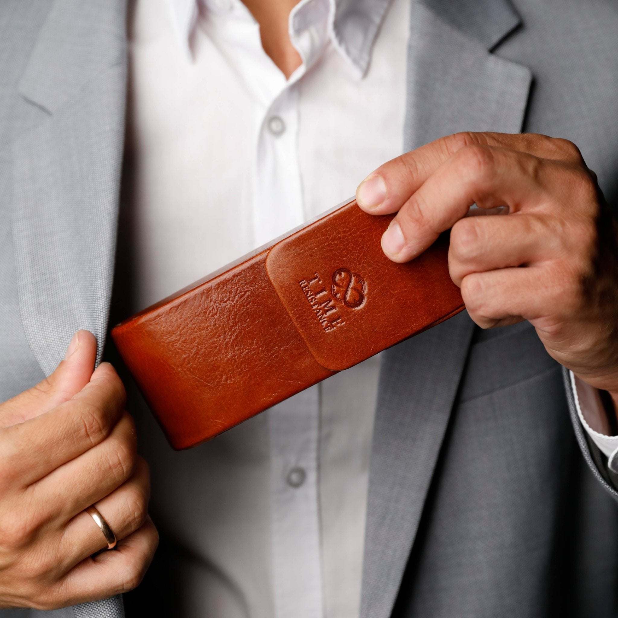 Leder - Brillenetui aus Italien - MANVA - Geschenke für Männer mit Stil & Lebenserfahrung