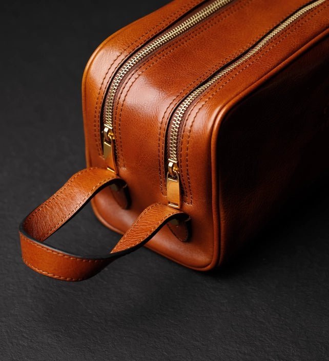 Leder - Kulturbeutel Vachetta - MANVA - Geschenke für Männer mit Stil & Lebenserfahrung