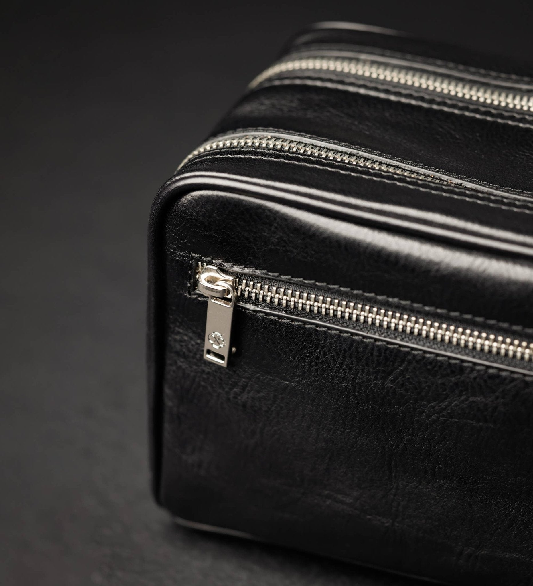 Leder - Kulturbeutel Vachetta - MANVA - Geschenke für Männer mit Stil & Lebenserfahrung