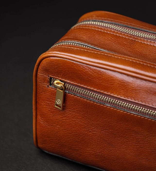 Leder - Kulturbeutel Vachetta - MANVA - Geschenke für Männer mit Stil & Lebenserfahrung