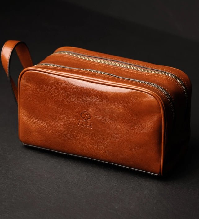 Leder - Kulturbeutel Vachetta - MANVA - Geschenke für Männer mit Stil & Lebenserfahrung