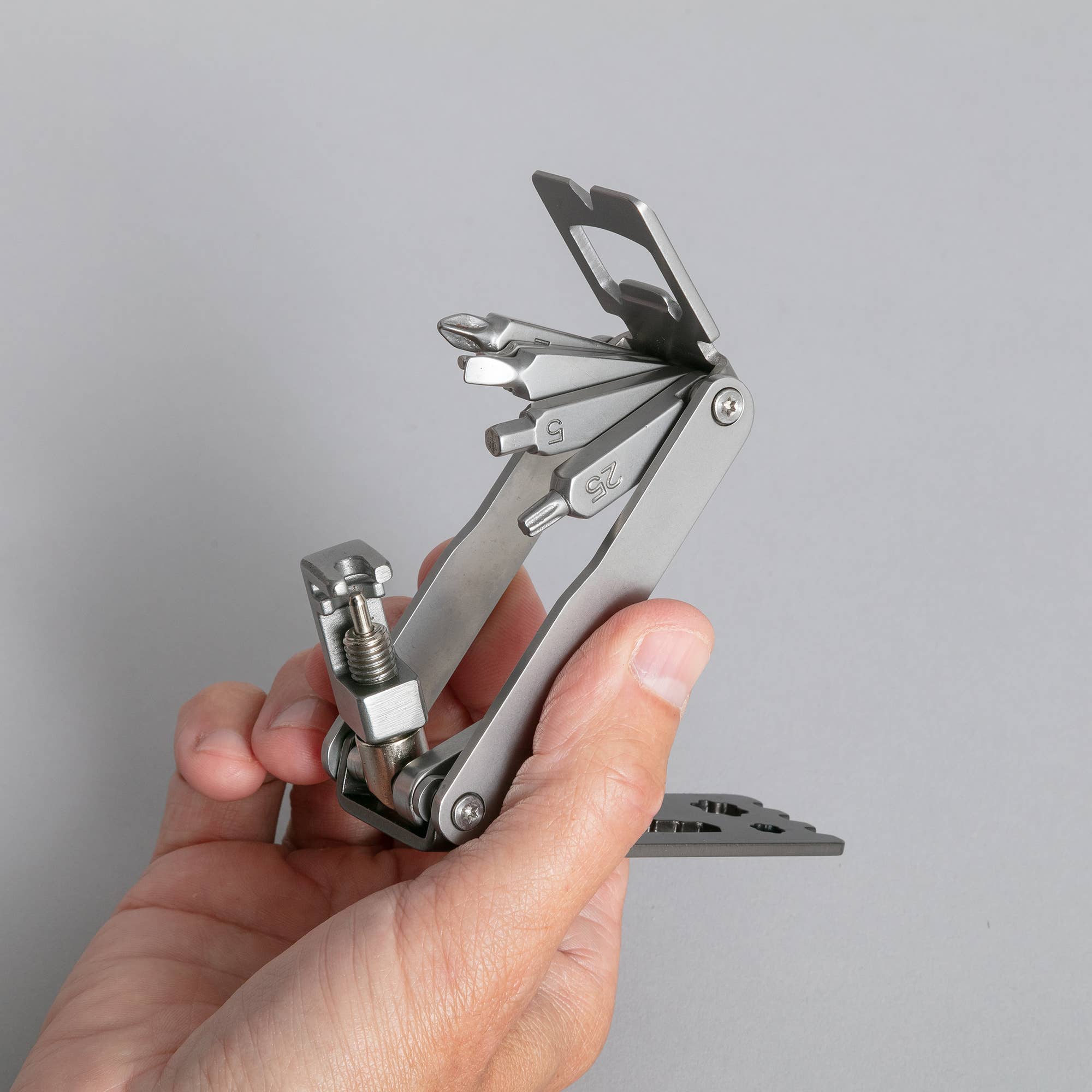 Multitool für Radfahrer – Werkzeugset im Canvas - Etui - MANVA - Geschenke für Männer mit Stil & Lebenserfahrung