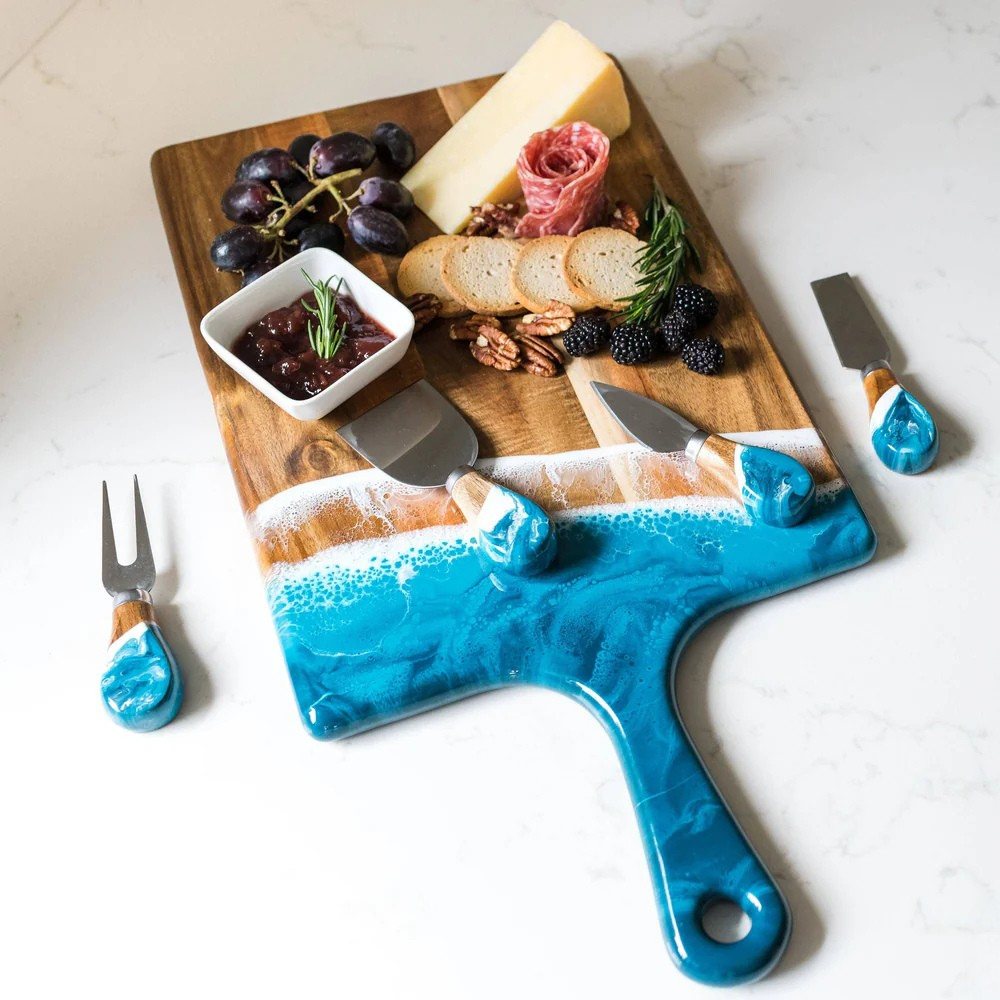Servierbrett Akazienholz handgegossener blauer Epoxidharz-Akzent Unikat Nahaufnahme