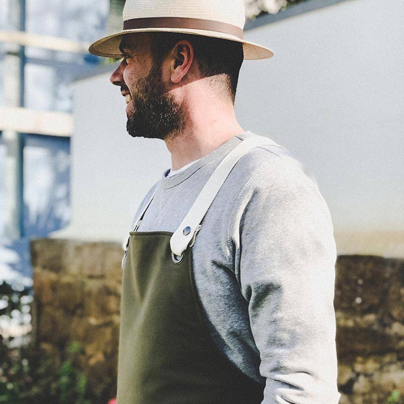 Vegane Schürze aus Kunstleder - MANVA - Geschenke für Männer mit Stil & Lebenserfahrung