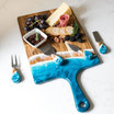 Servierbrett mit Harz – Akazienholz & Designakzent
