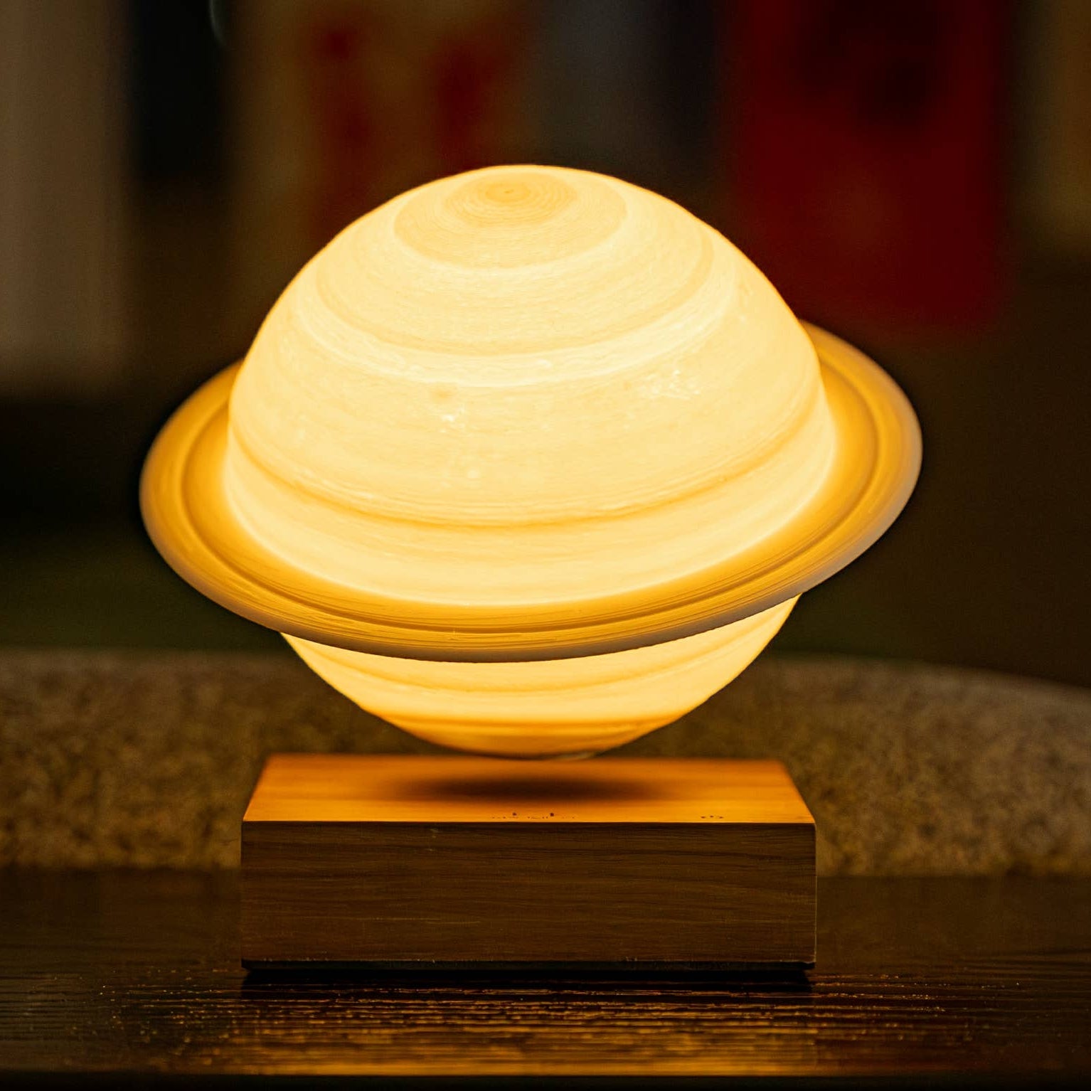 Schwebender Saturn - Tischlampe mit Massivholzsockel