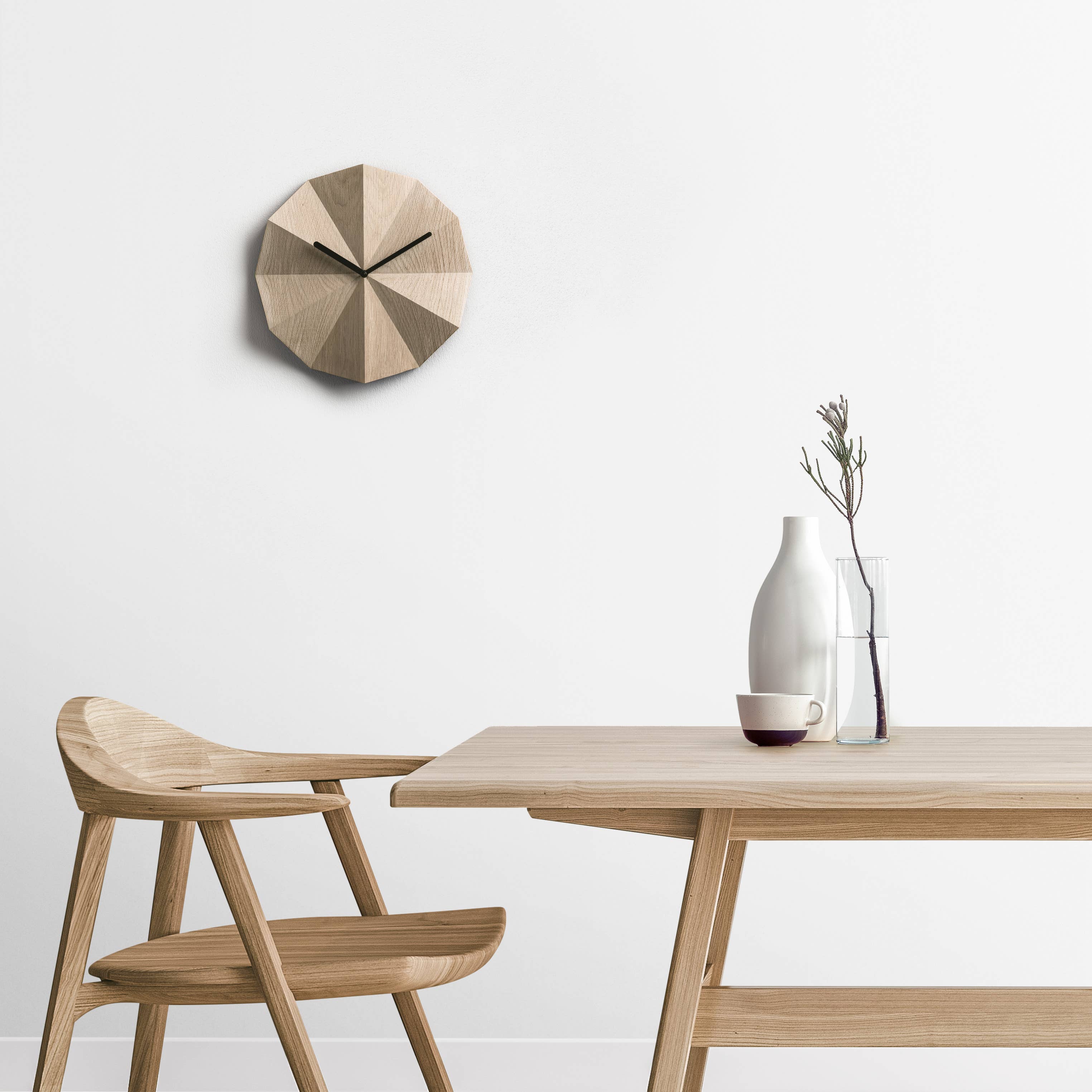 Delta Clock Eiche – Design-Wanduhr aus Massivholz