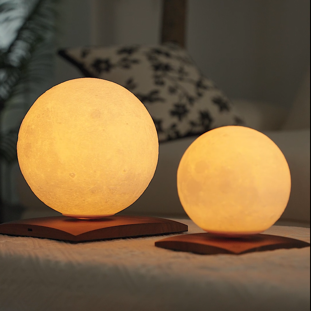 LunaSpin Lampe – drehende Mondlampe mit Holzsockel