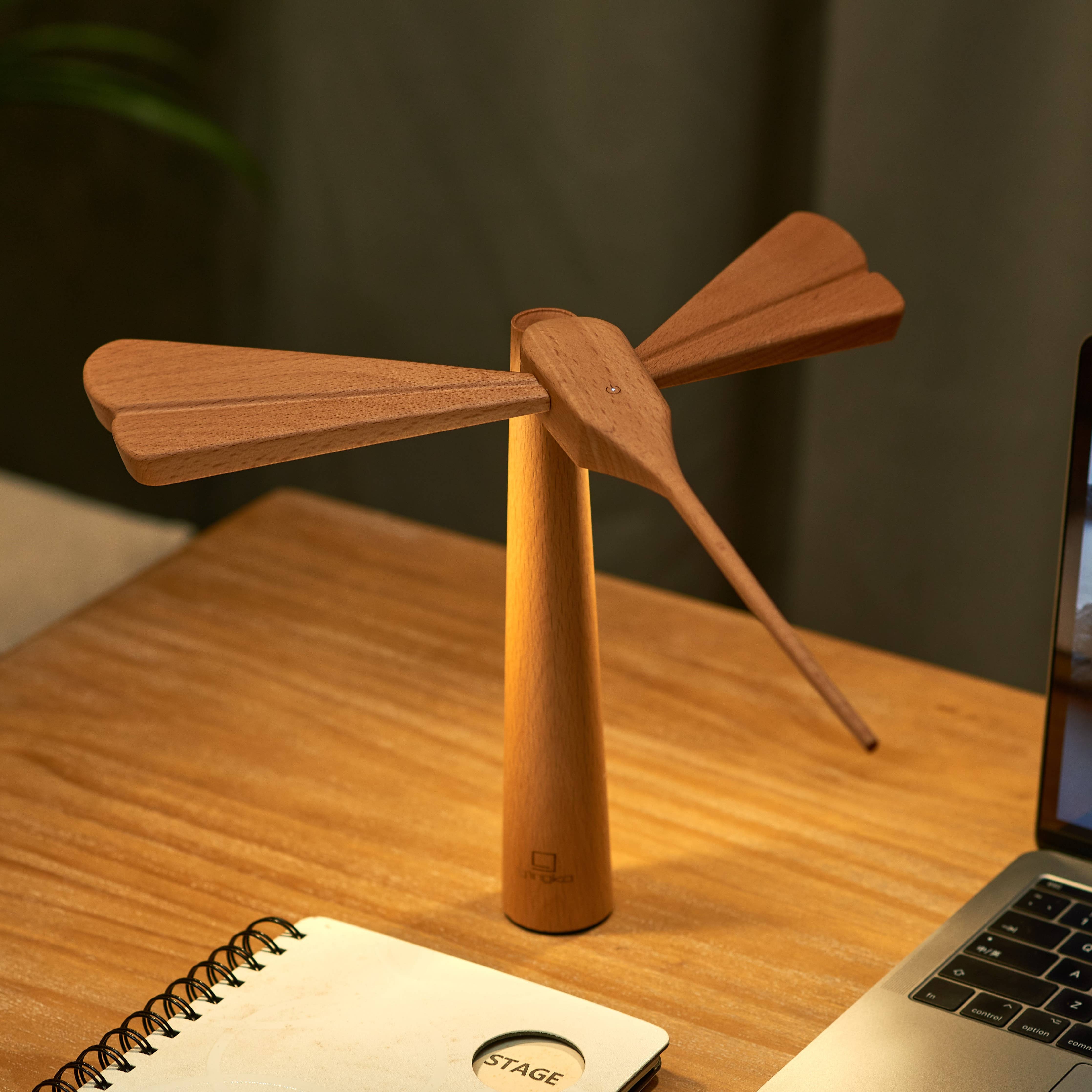 Dragonfly Balance – Schwebende Tischlampe aus Holz