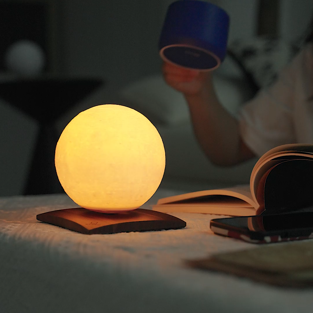 LunaSpin Lampe – drehende Mondlampe mit Holzsockel