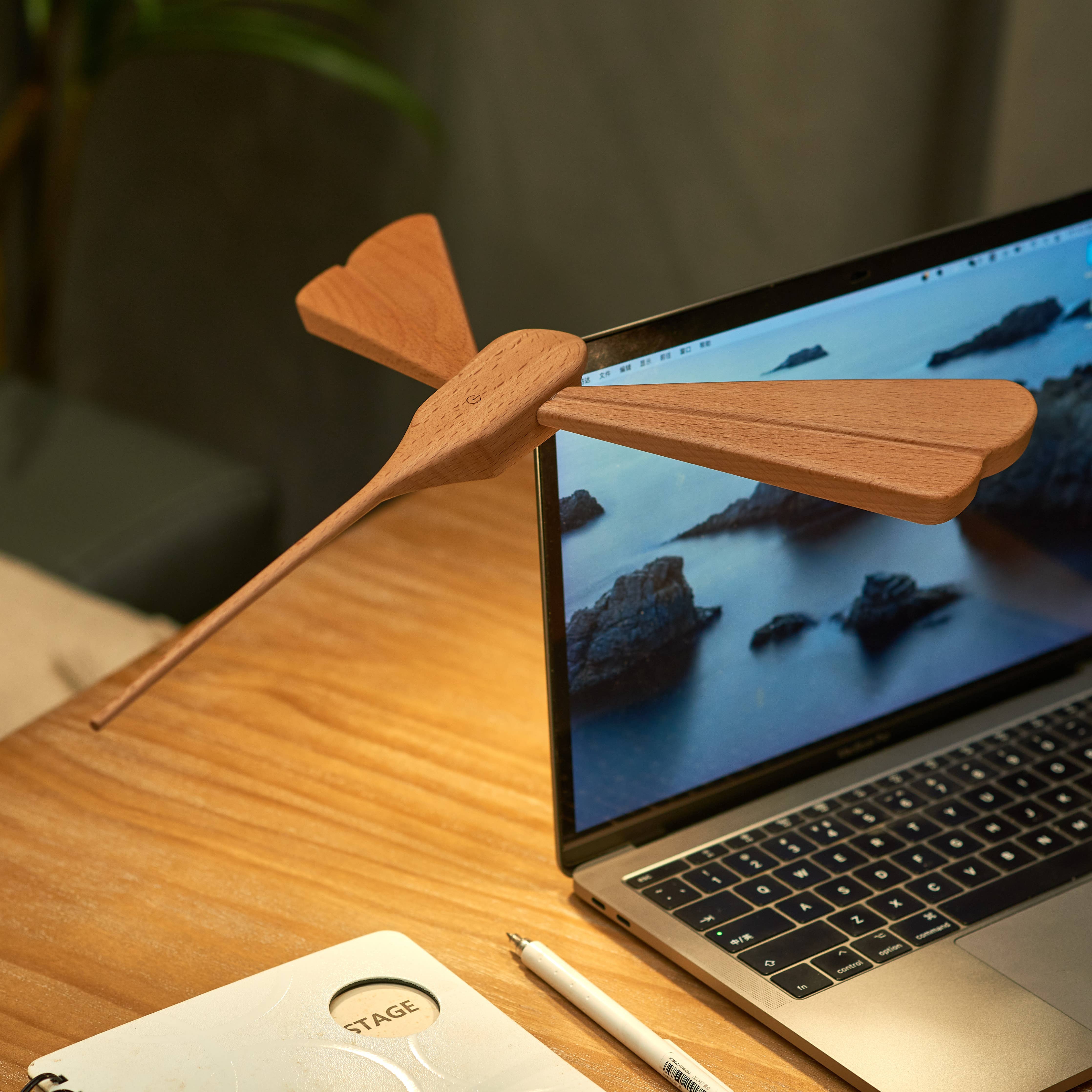 Dragonfly Balance – Schwebende Tischlampe aus Holz