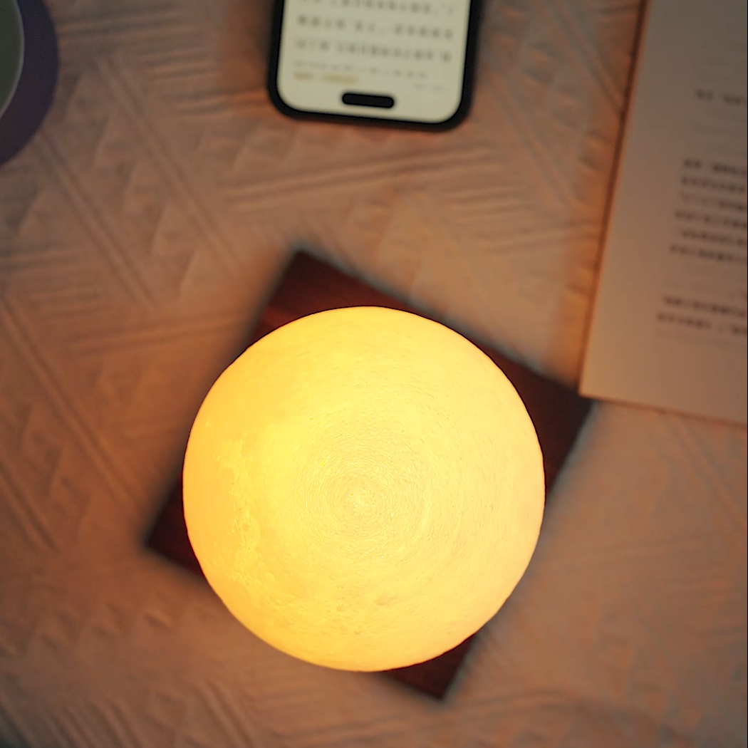 LunaSpin Lampe – drehende Mondlampe mit Holzsockel