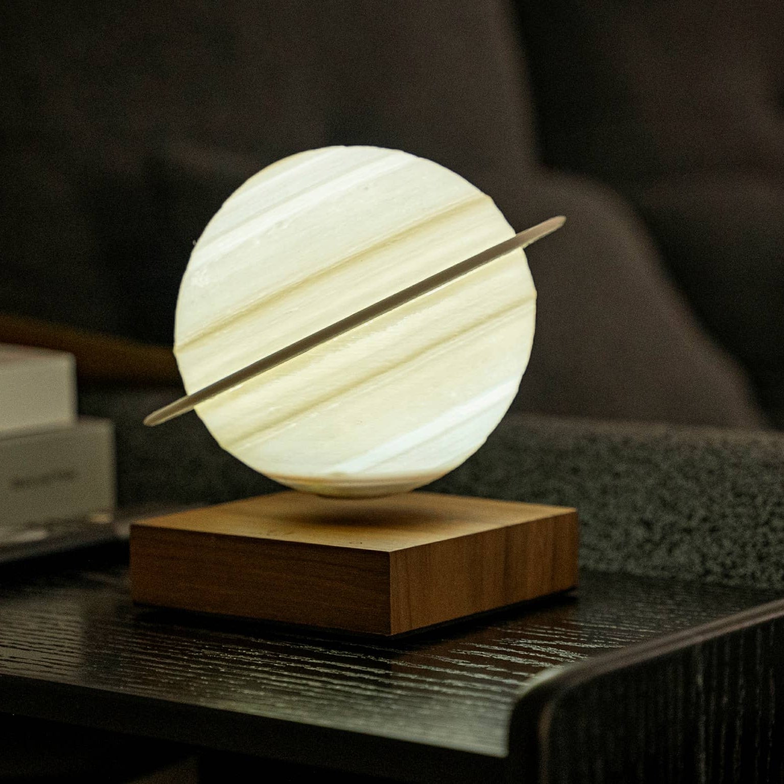 Schwebender Saturn - Tischlampe mit Massivholzsockel