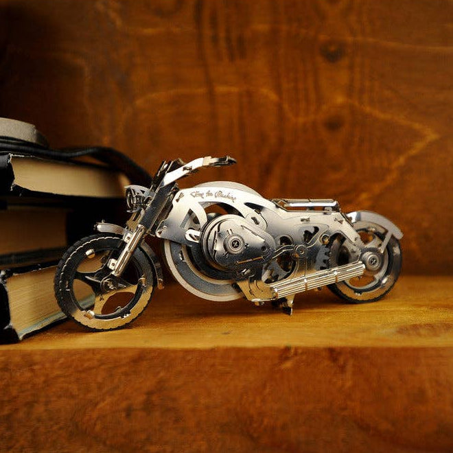 Chrome Rider Metallbausatz Motorrad aus poliertem Edelstahl auf Holzregal als Geschenk für Männer