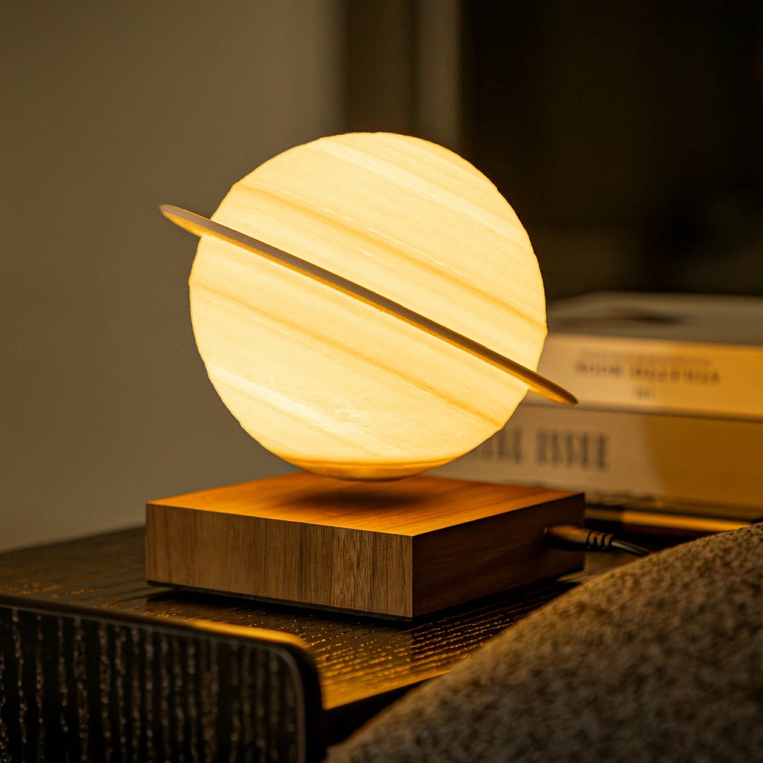 Schwebender Saturn - Tischlampe mit Massivholzsockel