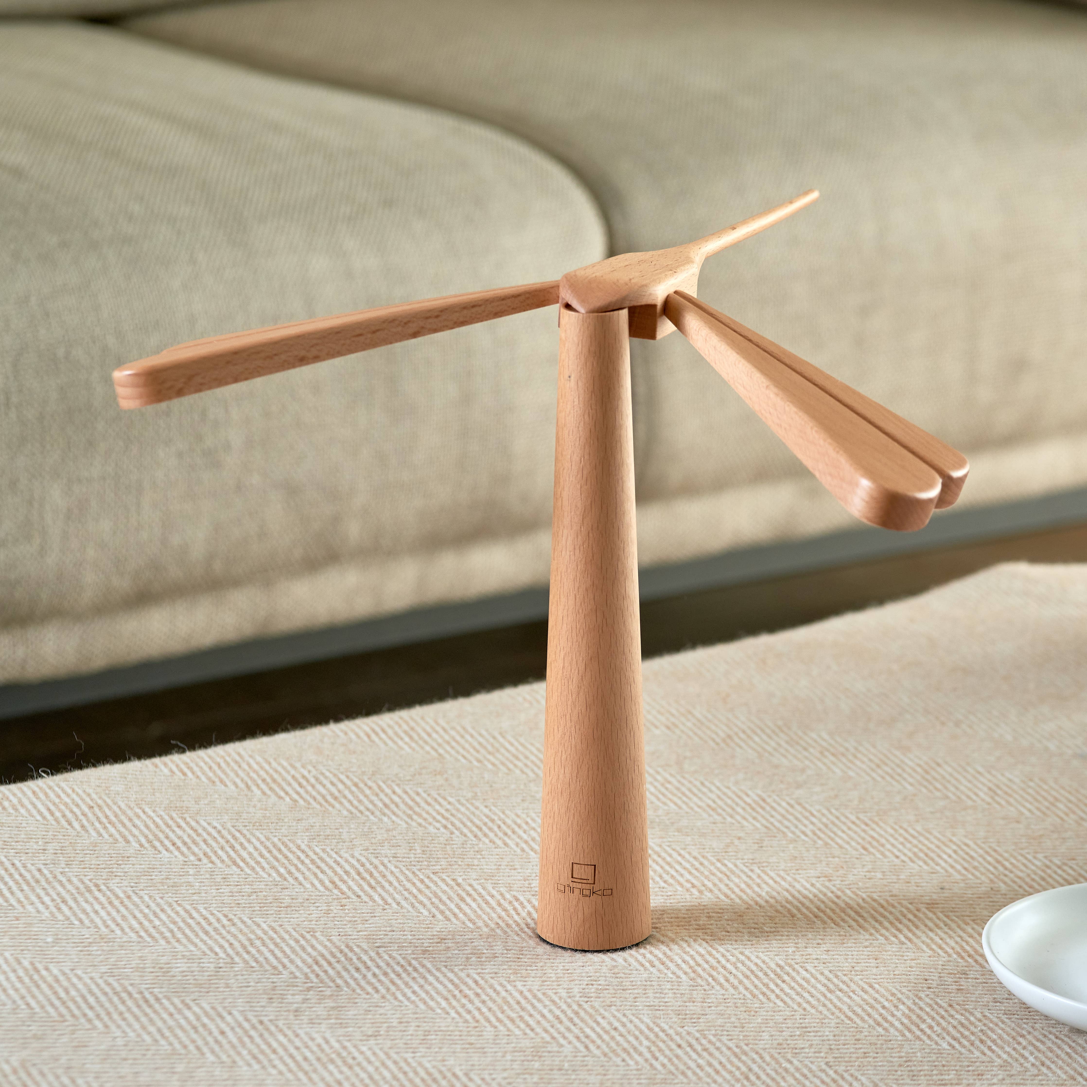 Dragonfly Balance – Schwebende Tischlampe aus Holz
