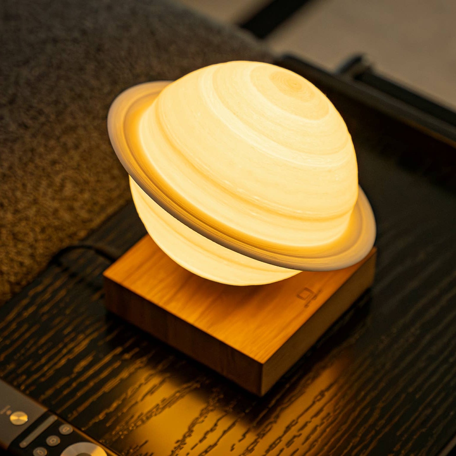 Schwebender Saturn - Tischlampe mit Massivholzsockel