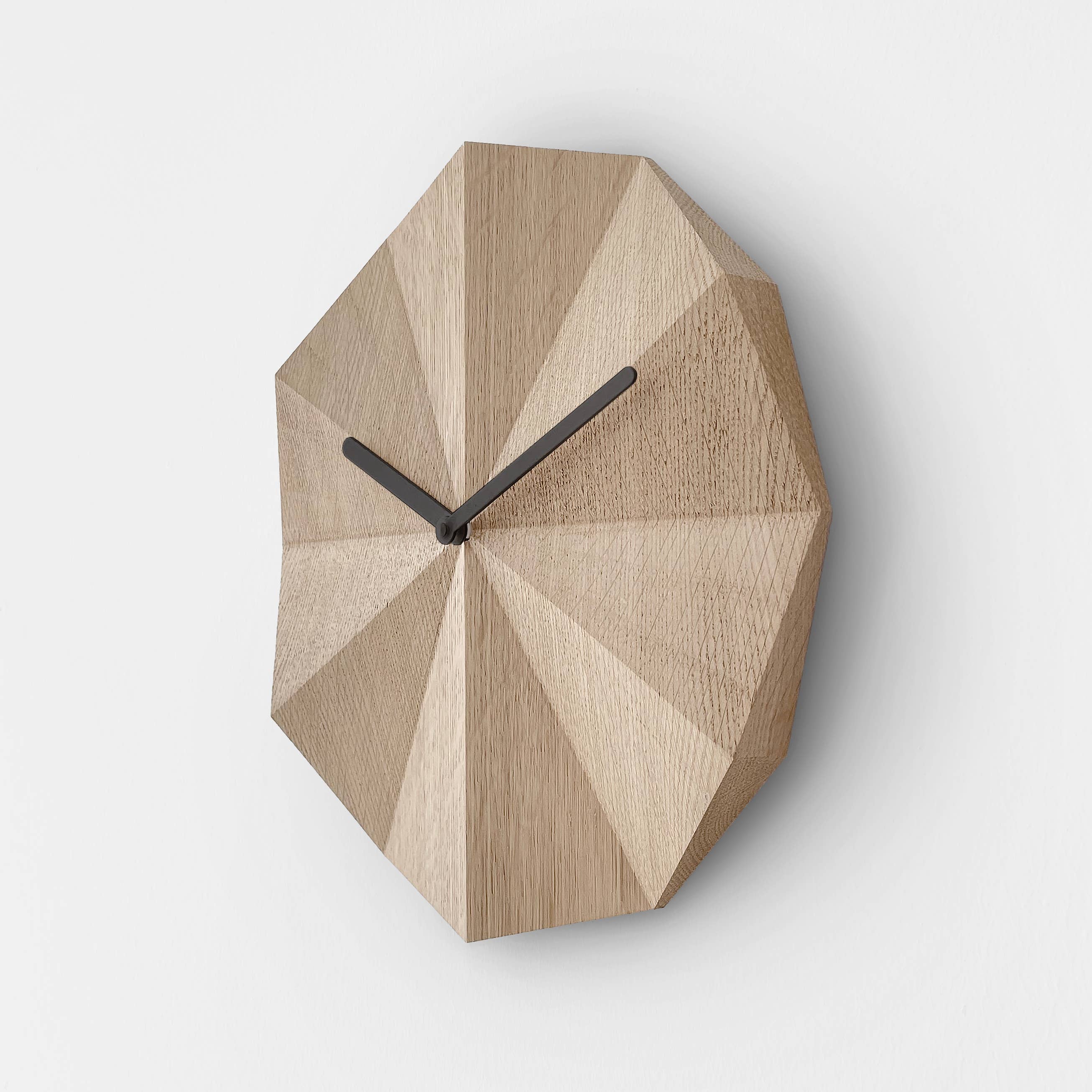 Delta Clock Eiche – Design-Wanduhr aus Massivholz