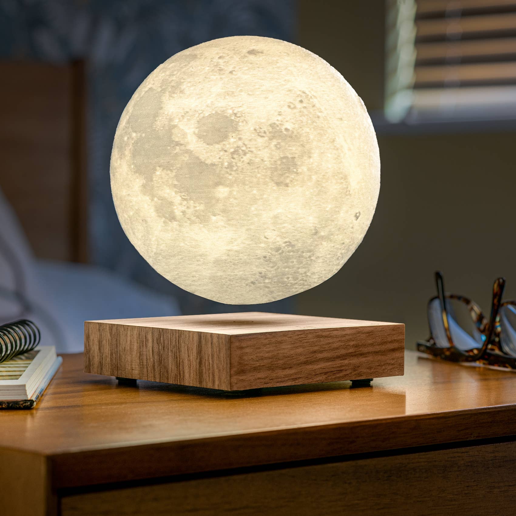 Schwebende Mondlampe – Design-Geschenk mit Holzsockel