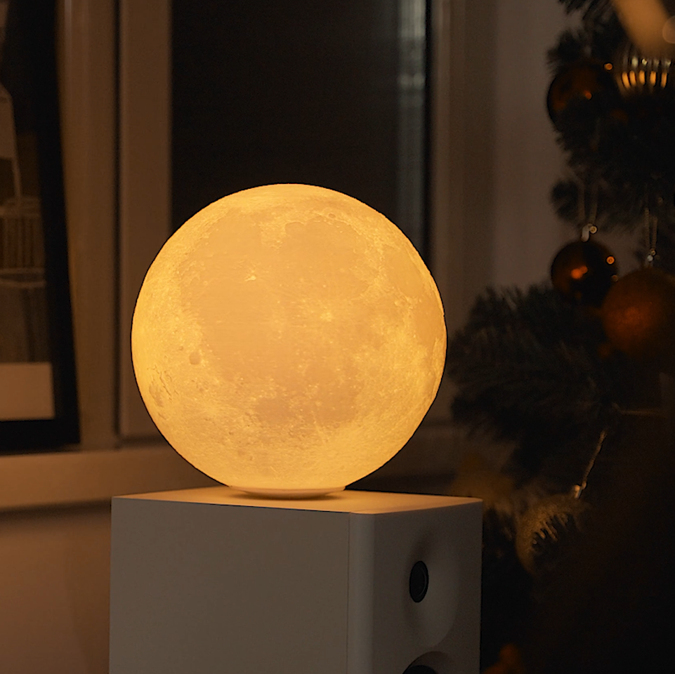 LunaSpin Lampe – drehende Mondlampe mit Holzsockel