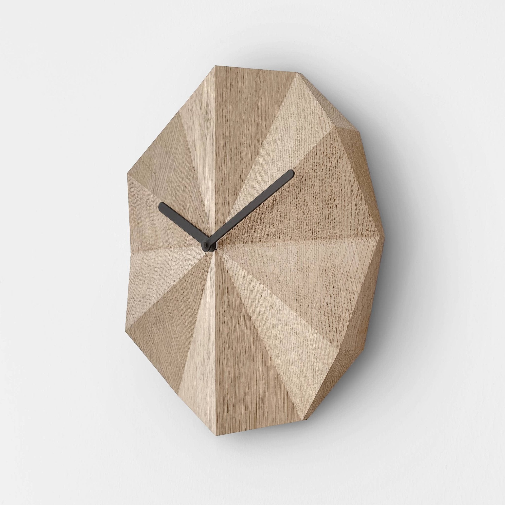 Delta Clock Eiche - MANVA - Geschenke für Männer mit Stil & Lebenserfahrung