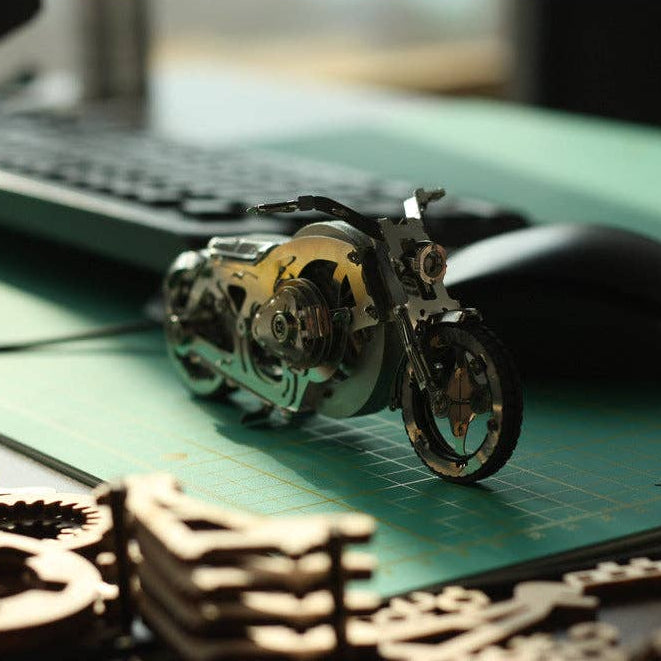 Chrome Rider Motorradmodell auf Schreibtisch als besonderes Geschenk für Männer