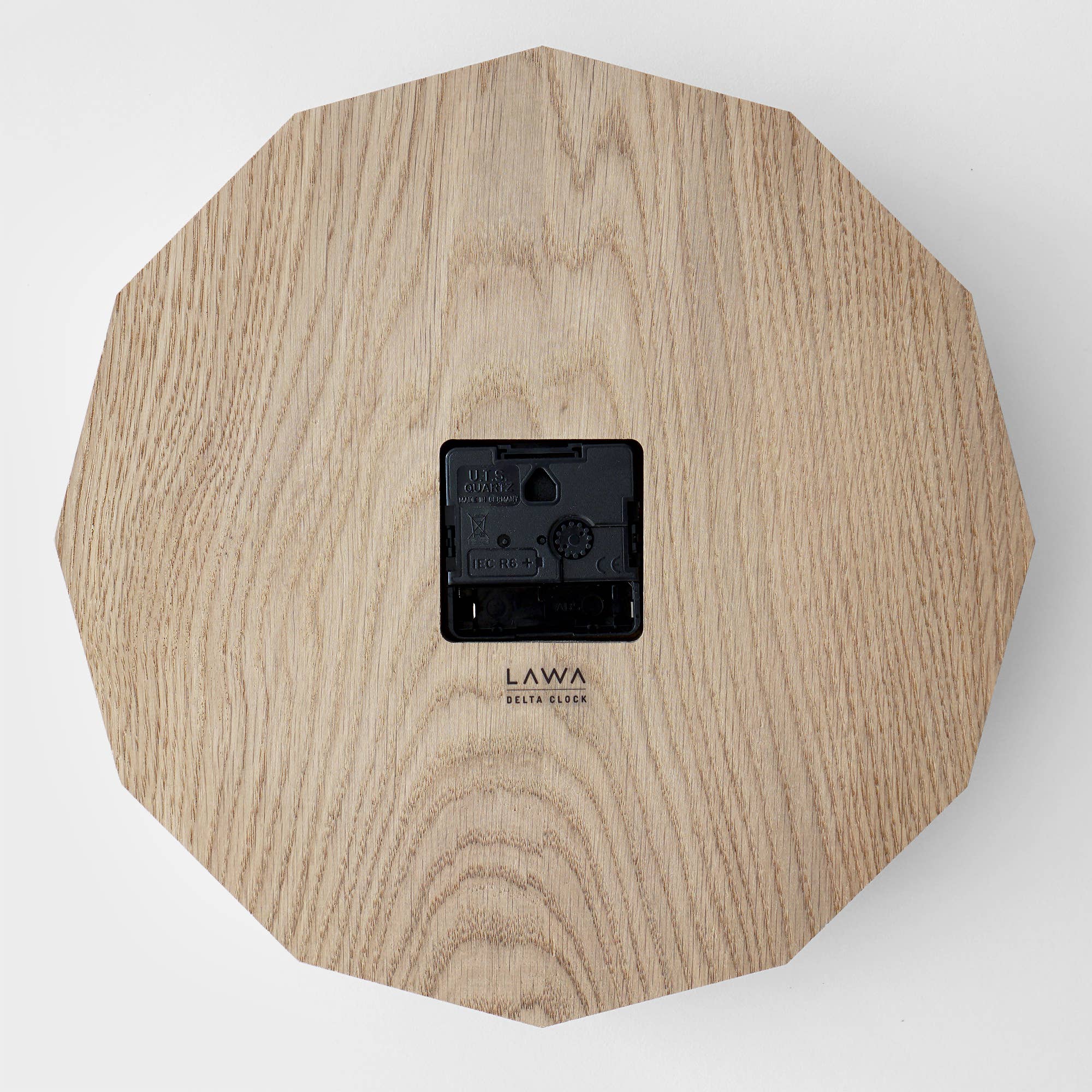 Delta Clock Eiche – Design-Wanduhr aus Massivholz