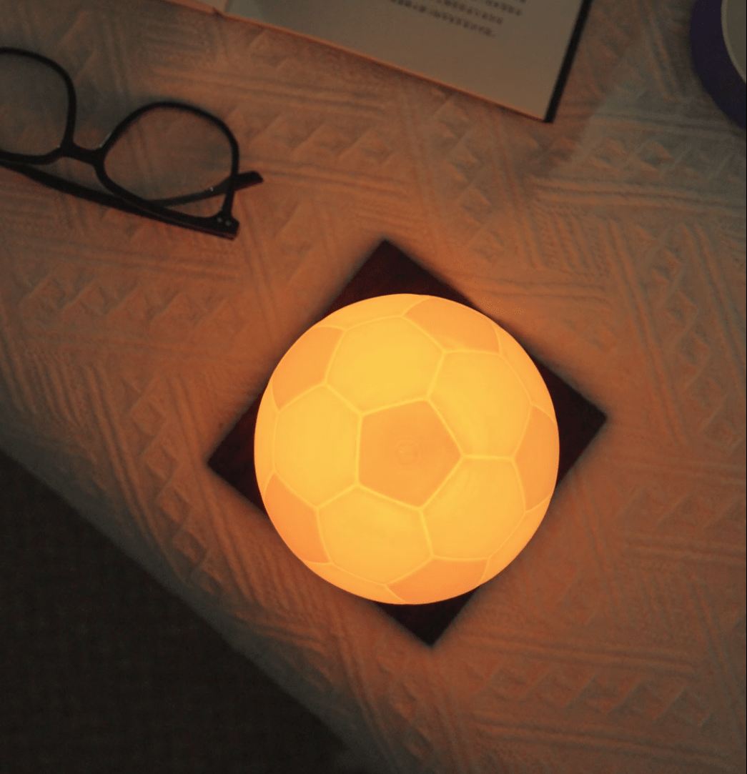 Fußball Lampe – drehender LED - Globus - MANVA - Geschenke für Männer mit Stil & Lebenserfahrung