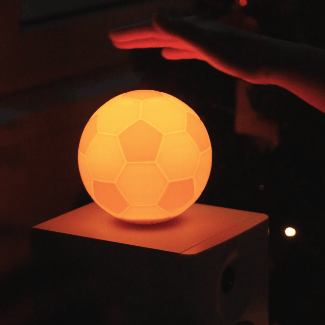 Fußball Lampe – drehender LED - Globus - MANVA - Geschenke für Männer mit Stil & Lebenserfahrung