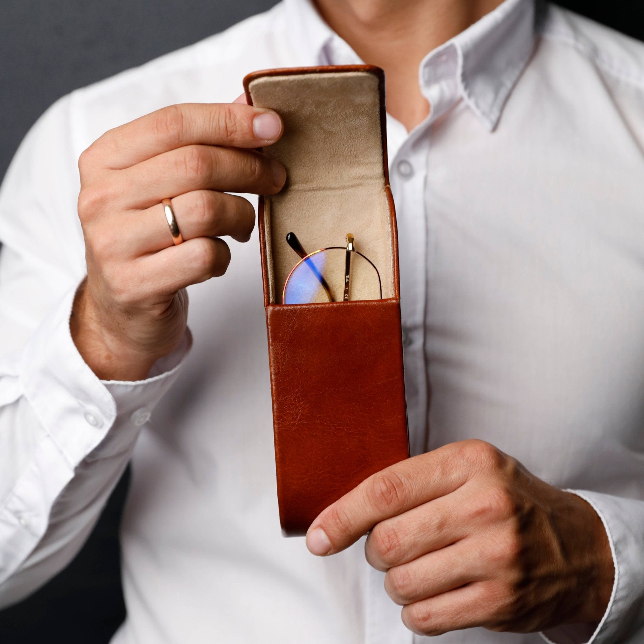 Leder - Brillenetui aus Italien - MANVA - Geschenke für Männer mit Stil & Lebenserfahrung