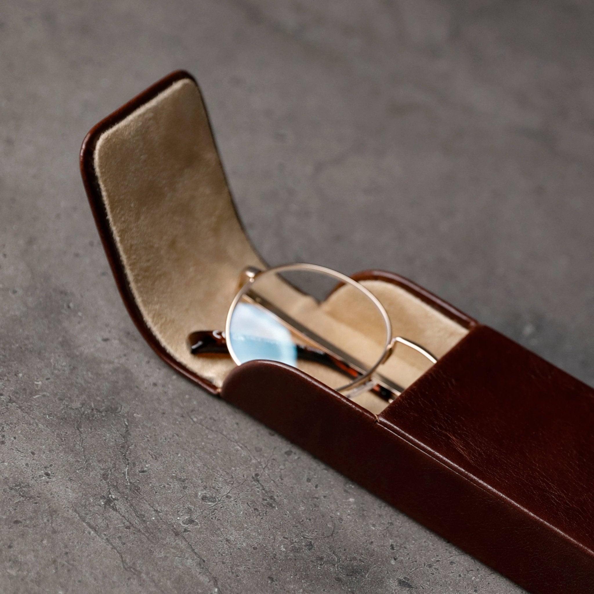 Leder - Brillenetui aus Italien - MANVA - Geschenke für Männer mit Stil & Lebenserfahrung