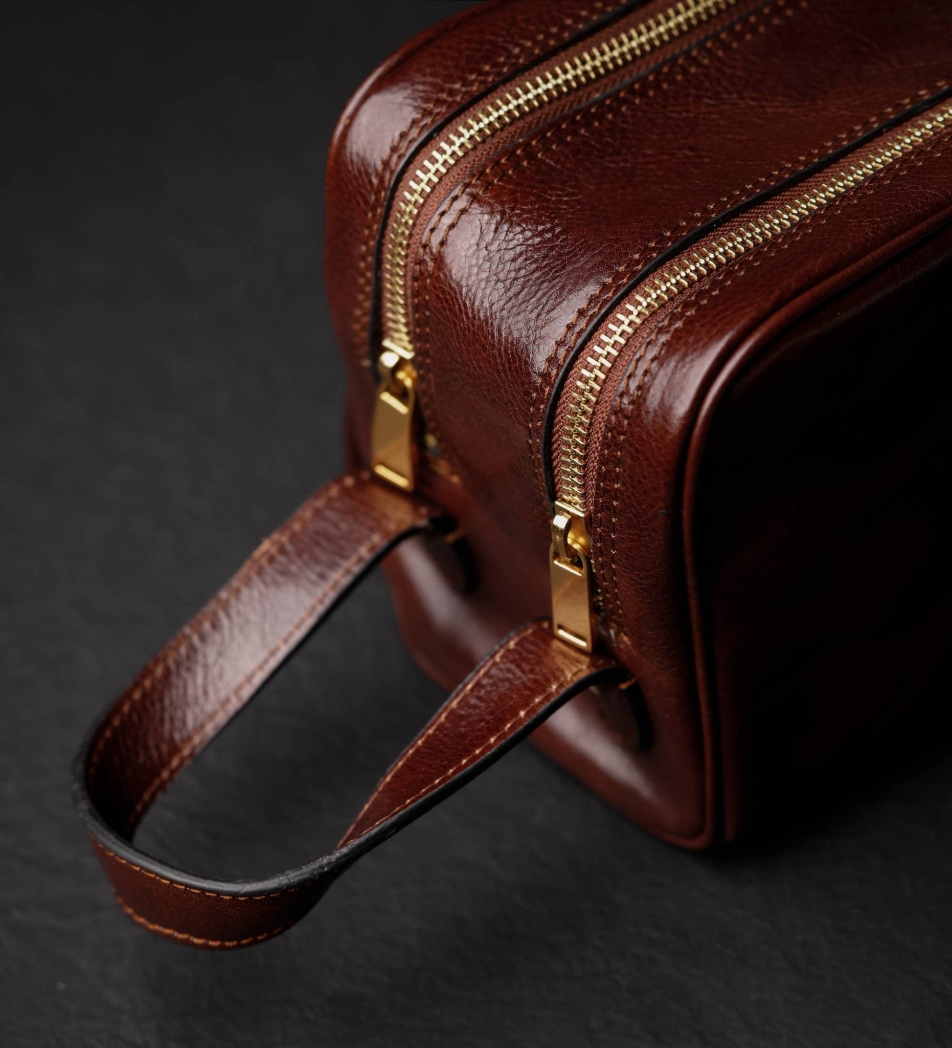 Leder - Kulturbeutel Vachetta - MANVA - Geschenke für Männer mit Stil & Lebenserfahrung