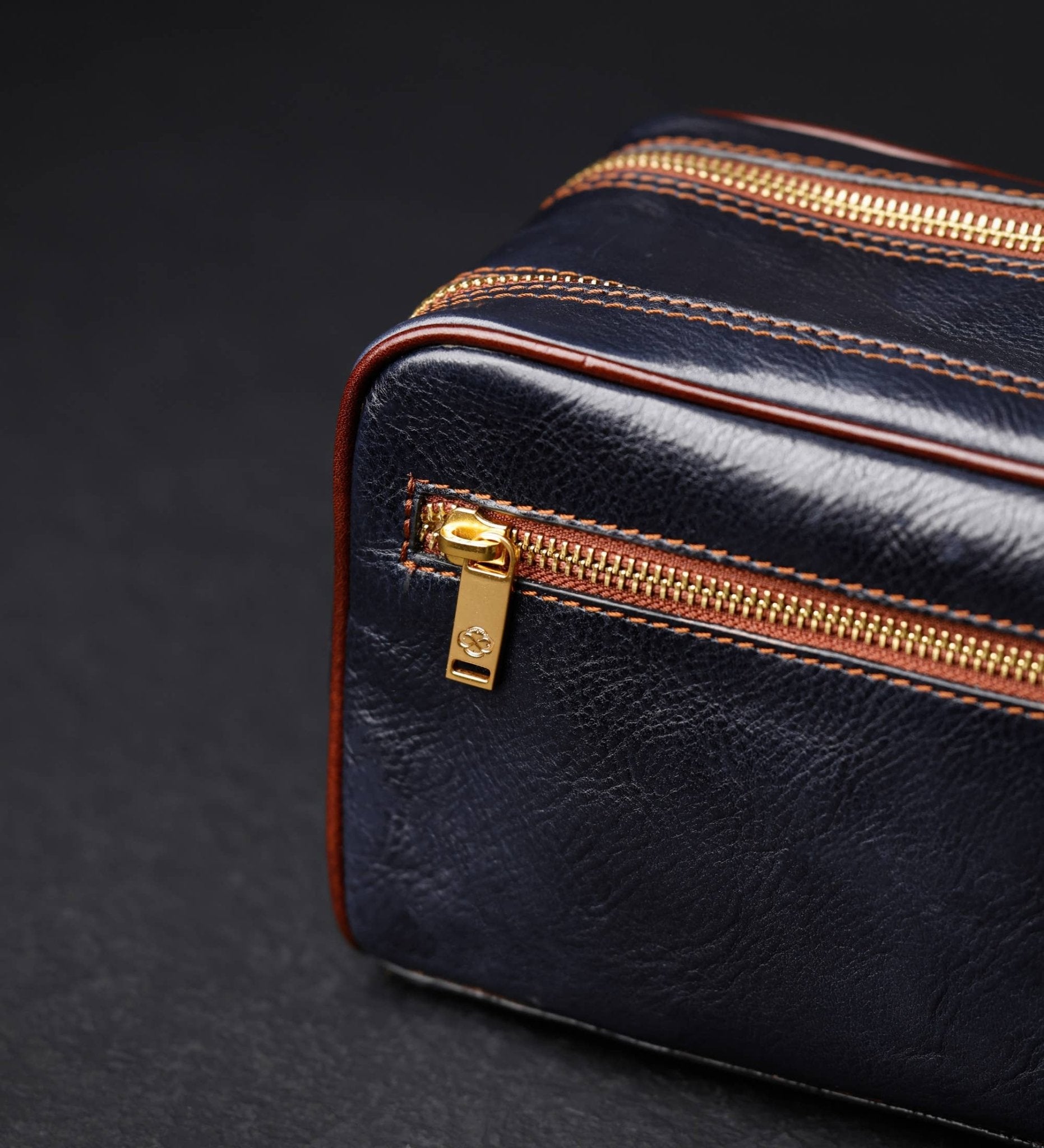 Leder - Kulturbeutel Vachetta - MANVA - Geschenke für Männer mit Stil & Lebenserfahrung