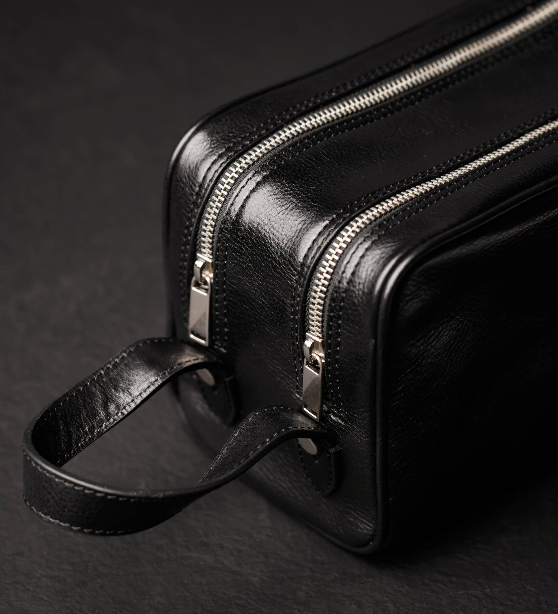 Leder - Kulturbeutel Vachetta - MANVA - Geschenke für Männer mit Stil & Lebenserfahrung
