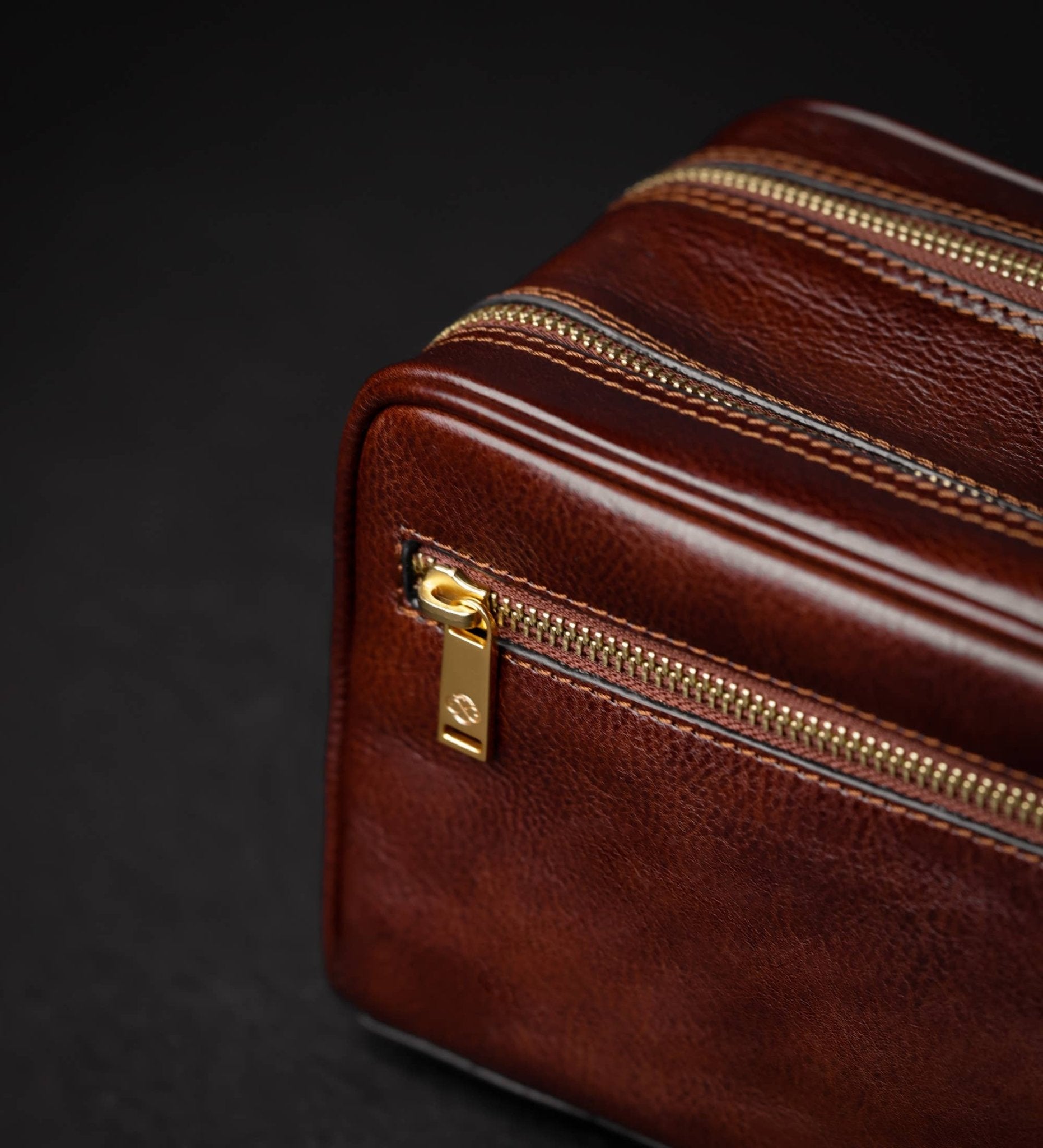 Leder - Kulturbeutel Vachetta - MANVA - Geschenke für Männer mit Stil & Lebenserfahrung